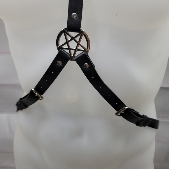 Gothic bondage leather harness/belt - Picture 4 of 6
